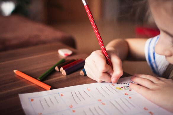 Ilustração da relação entre Psicopedagogia e TEA: uma criança escrevendo